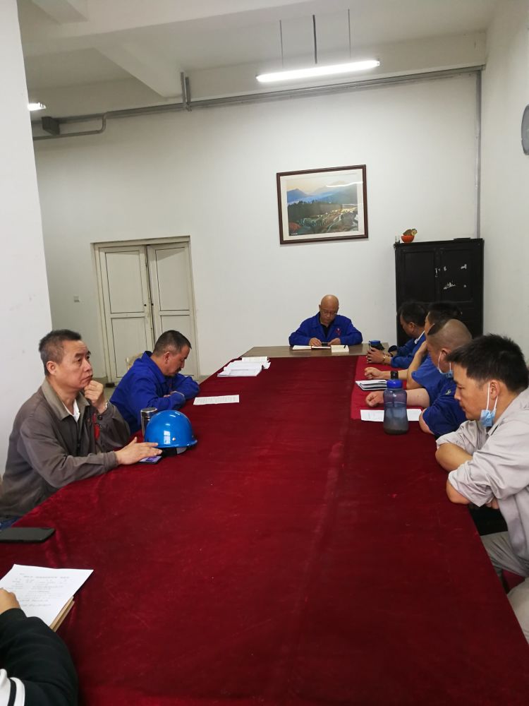 機(jī)加裝配黨支部召開(kāi)全體黨員大會(huì)，組織主題教育學(xué)習(xí)。
