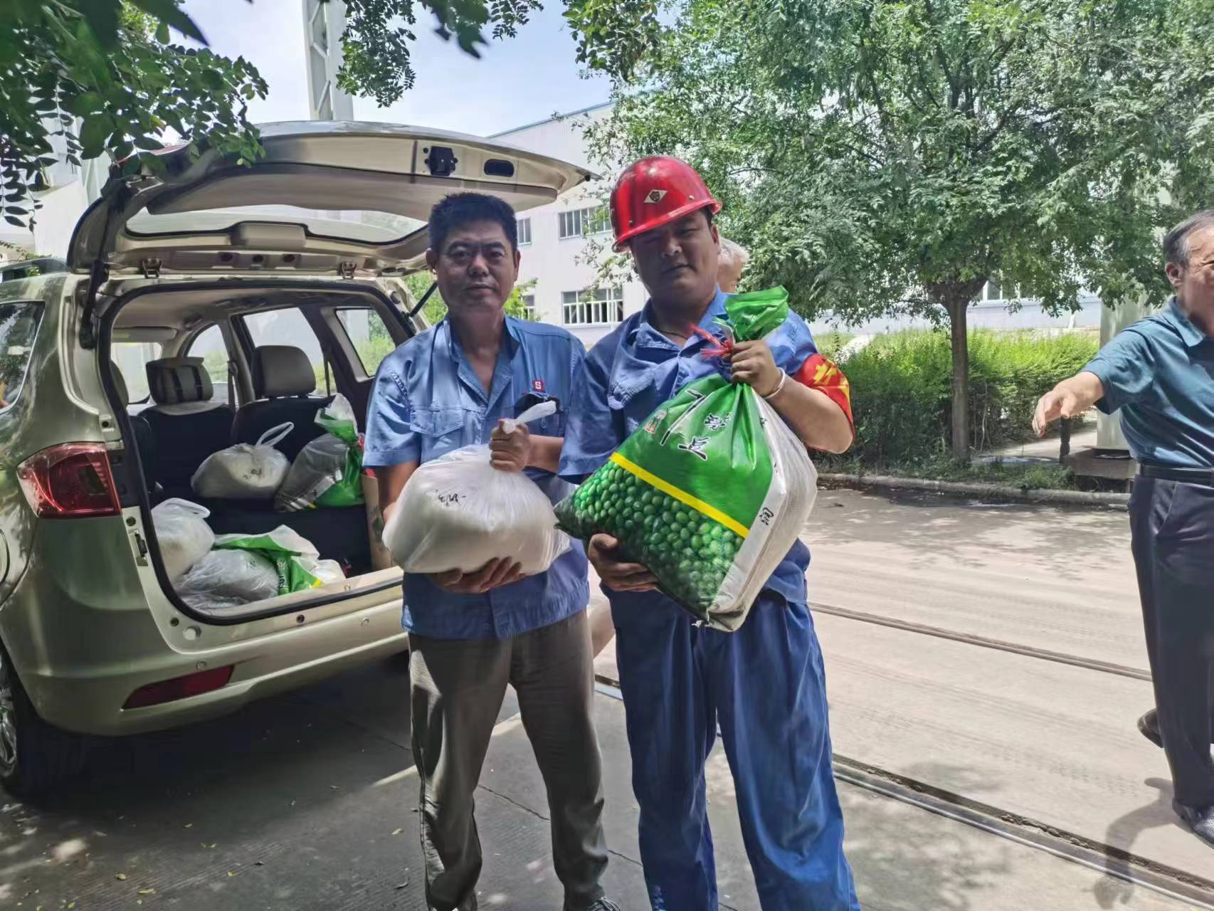 給一線(xiàn)生產(chǎn)車(chē)間和工地職工購(gòu)買(mǎi)了一批白糖、綠豆等防暑降溫品送到了車(chē)間工地